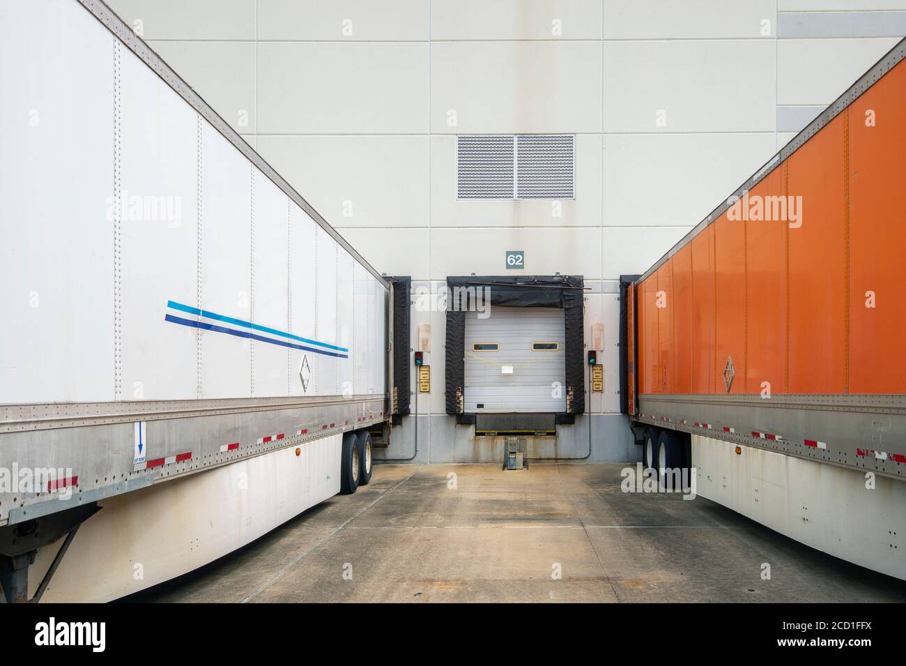 Quais de chargement d'entrepôt avec camions Banque D'Images