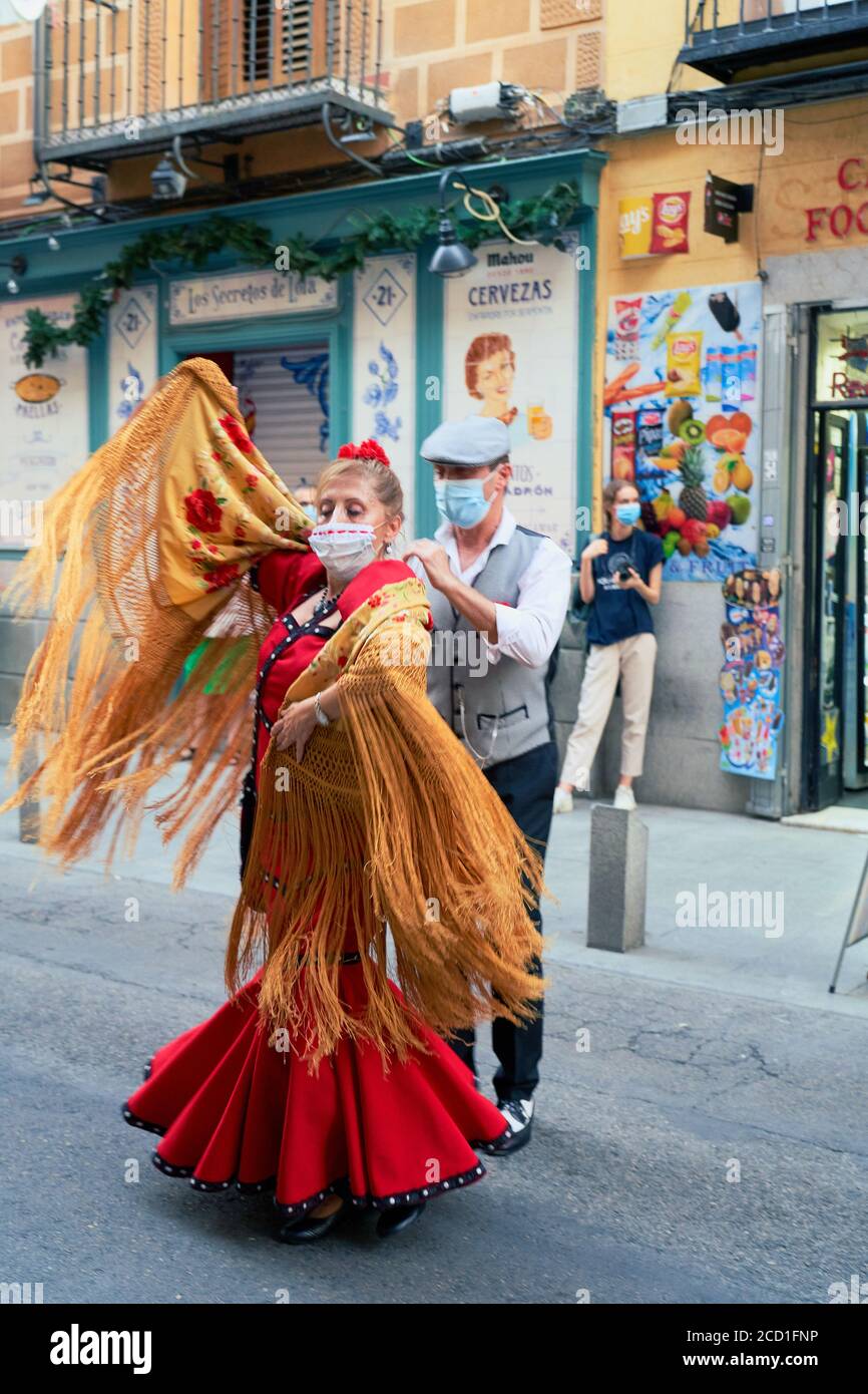 Les festivités de la vierge de la Paloma n'ont pas Vas-y, mais ce facemask  portant le couple dansant a célébré de toute façon, la Latina, Madrid,  Espagne, août 2020 Photo Stock -