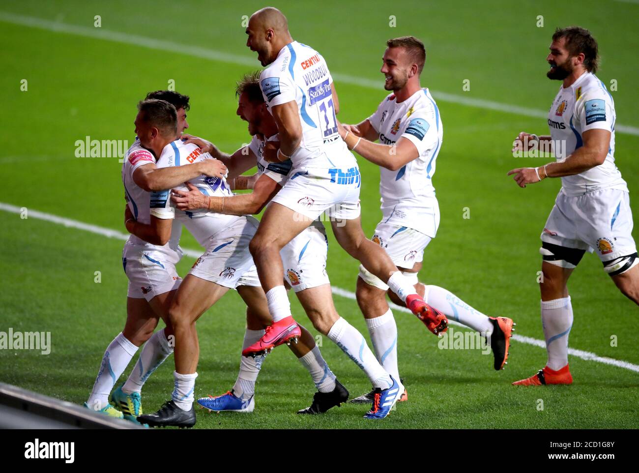 Phil Dollman (deuxième à gauche) des chefs Exeter épouse Sam Hidalgo-Clyne lorsqu'il célèbre sa première tentative avec ses coéquipiers lors du match Gallagher Premiership à Ashton Gate, Bristol. Banque D'Images