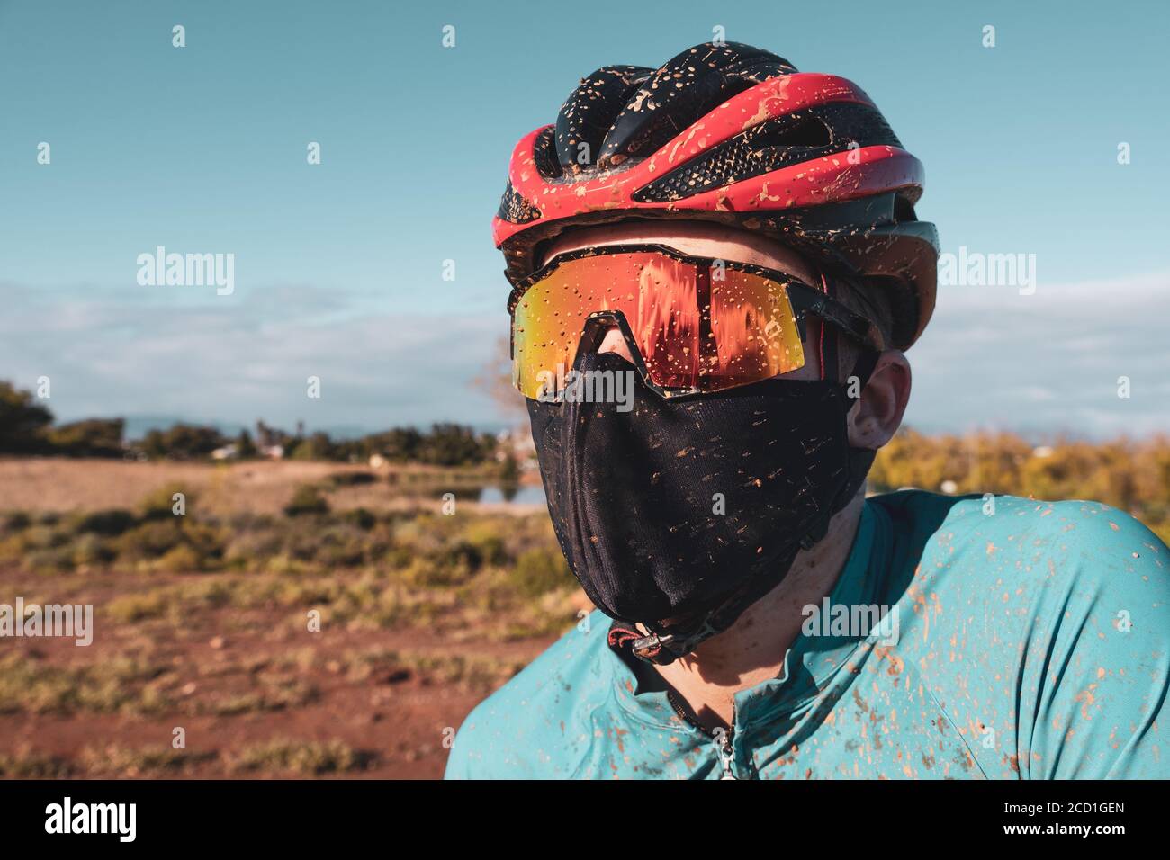 portrait d'un motard de montagne sale portant un masque de visage Dans la lutte contre le virus COVID19 et corona Banque D'Images