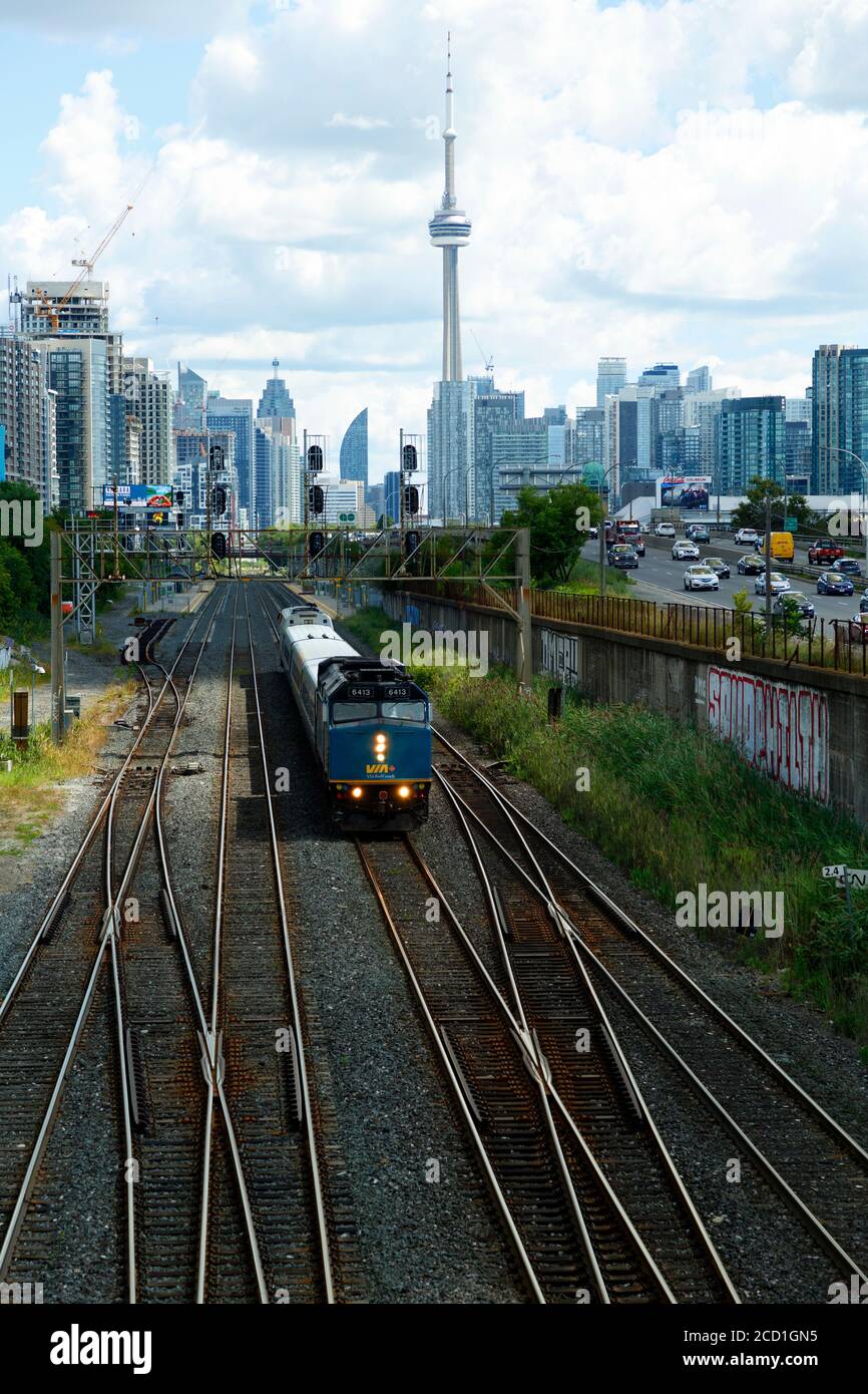 Vue sur la Tour CN, les condominiums et un train via partant du centre-ville de Toronto, Ontario, Canada Banque D'Images