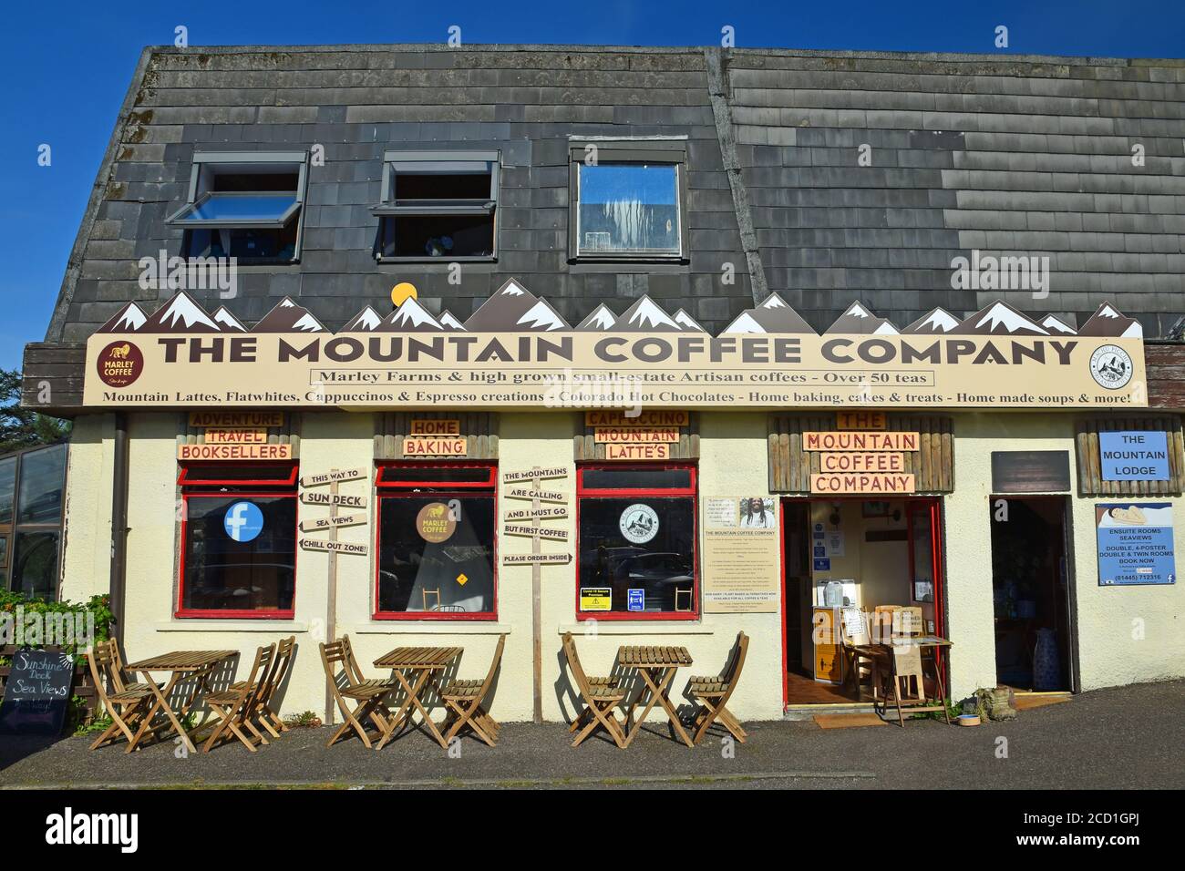 Extérieur de la Mountain Coffee Company à Gairloch, dans les Highlands écossais, par une belle journée d'été. Personne. Banque D'Images