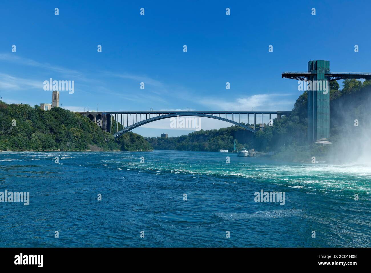 Rainbow International Bridge et Rainbow International Bridge observation Tower vus de la rivière Niagara. Chutes du Niagara Banque D'Images