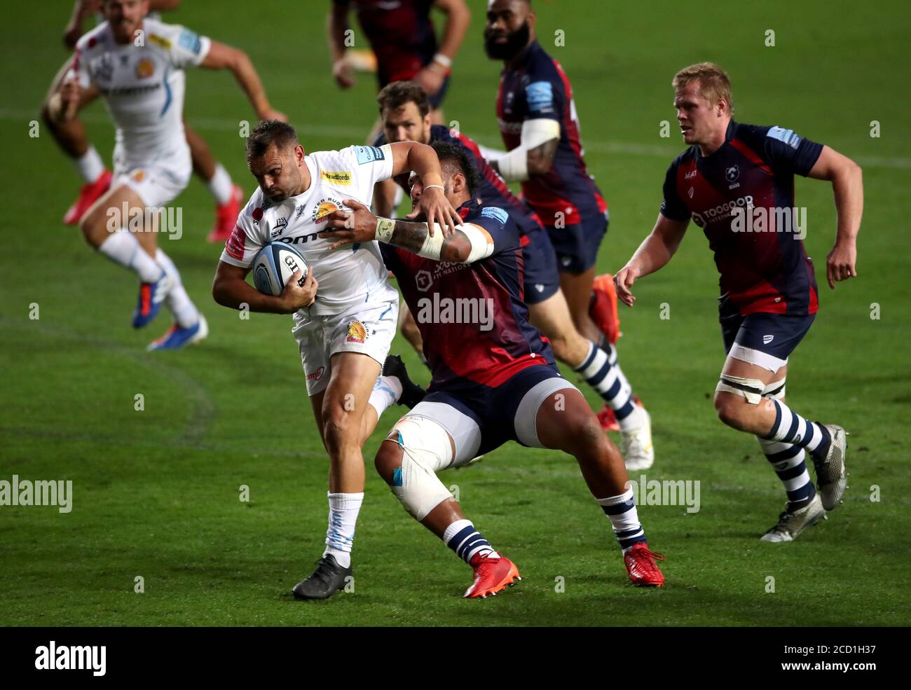 Phil Dollman (à gauche) des chefs d'Exeter passe pour marquer sa première tentative lors du match Gallagher Premiership à Ashton Gate, Bristol. Banque D'Images