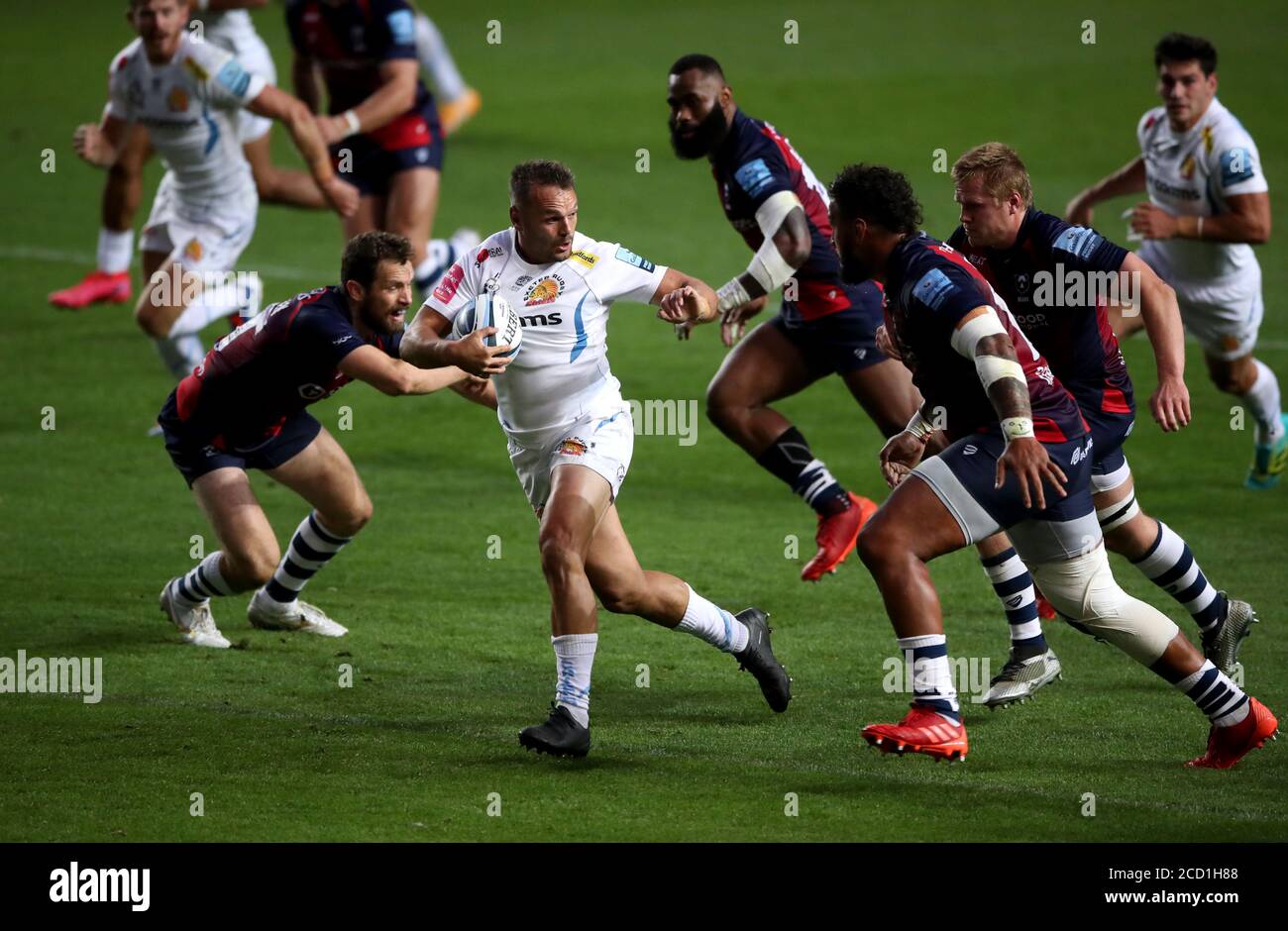 Phil Dollman d'Exeter Chiefs (deuxième à gauche) traverse la ligne des ours de Bristol pour marquer sa première tentative lors du match de la première nomination de Gallagher à Ashton Gate, Bristol. Banque D'Images