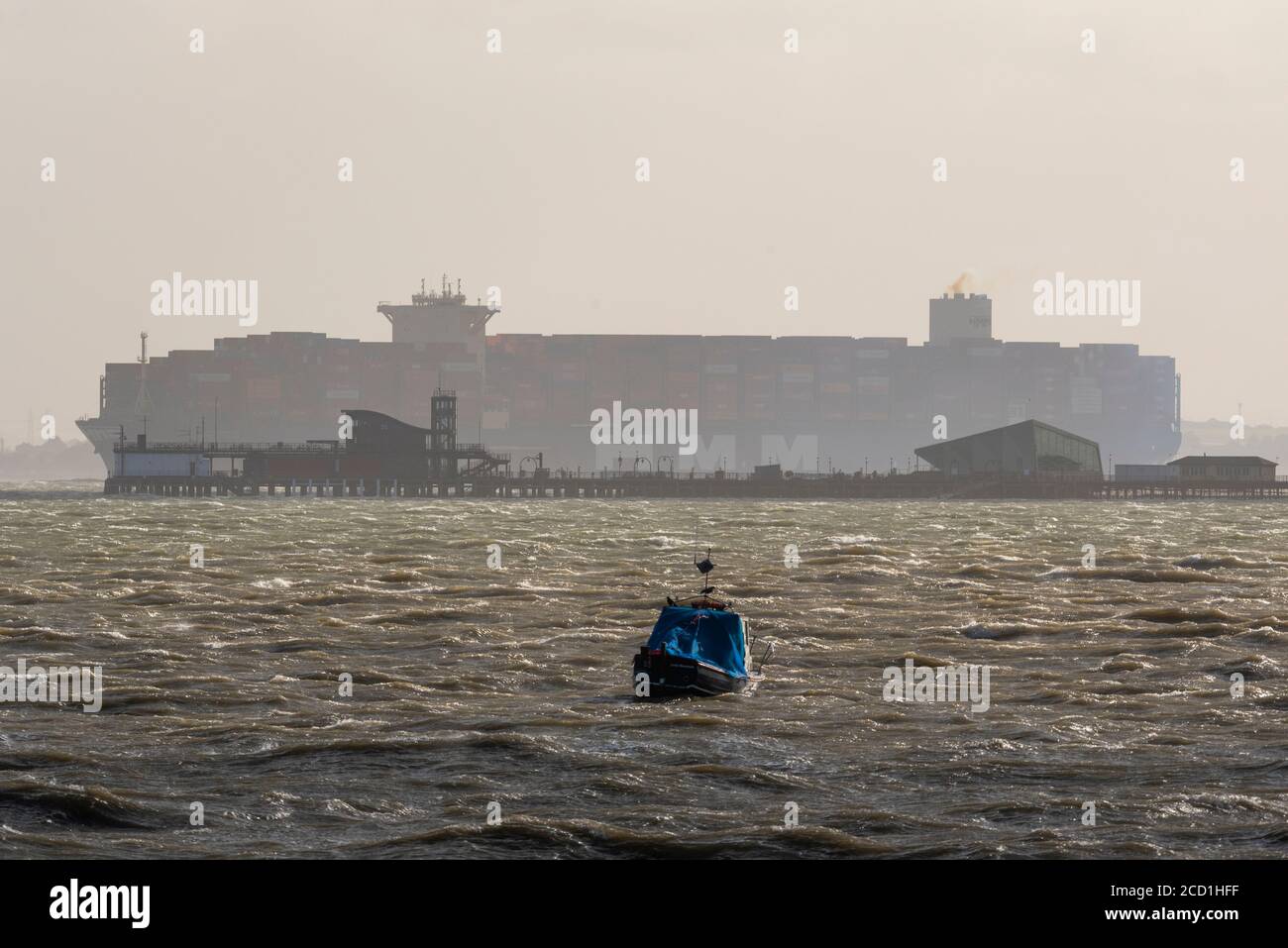 HMM Rotterdam passant par Southend Pier pendant les mers agitées de Storm Francis dans l'estuaire de la Tamise au large de Southend on Sea, Essex, Royaume-Uni. Immense navire Banque D'Images