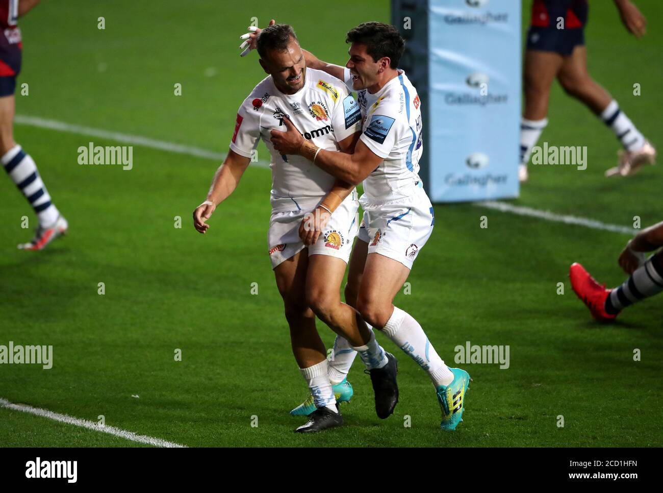 Phil Dollman (à gauche) des chefs d'Exeter célèbre sa première tentative de marquer ses côtés avec son coéquipier Sam Hidalgo-Clyne lors du match Gallagher Premiership à Ashton Gate, Bristol. Banque D'Images