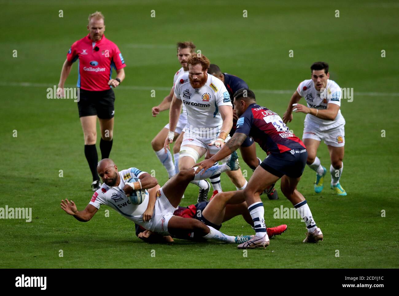 Tom O'Flaherty (en bas à gauche) des chefs Exeter est abordé lors du match Gallagher Premiership à Ashton Gate, Bristol. Banque D'Images