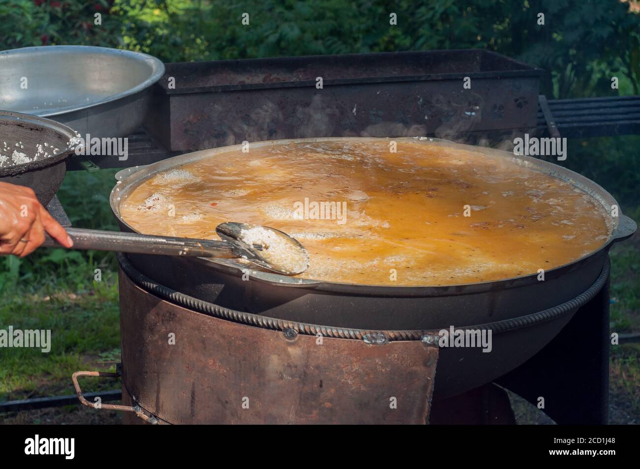 Alimentation nationale des peuples de l'est. Pilaf dans un grand chou-fleur. Riz et agneau cuits au feu. Cuisine nationale Banque D'Images