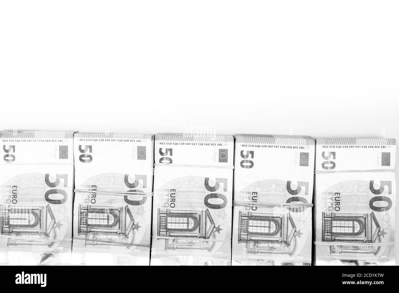 Pile de billets en euros, gros paquets de wad d'argent sur fond blanc, espace de copie. Paiement, crise, corruption concept, monochrome Banque D'Images