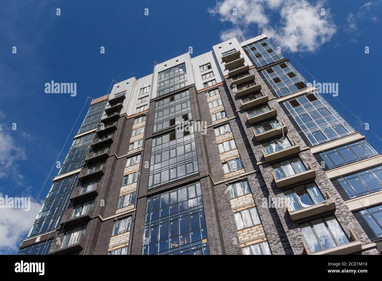 Izhevsk, Russie-août 11 2020 : construction d'une maison en hauteur. Bâtiment en construction. Technologies modernes de construction. Cadre en béton et bri Banque D'Images