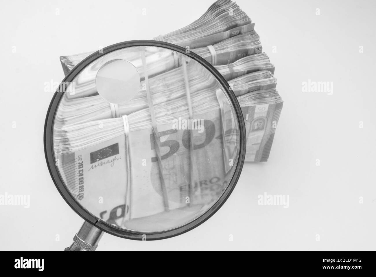 Loupe sur les billets en espèces de 50 euros. Notion : monnaie européenne, fausse monnaie, monnaie, dette, économie et analyse financière. Banque D'Images