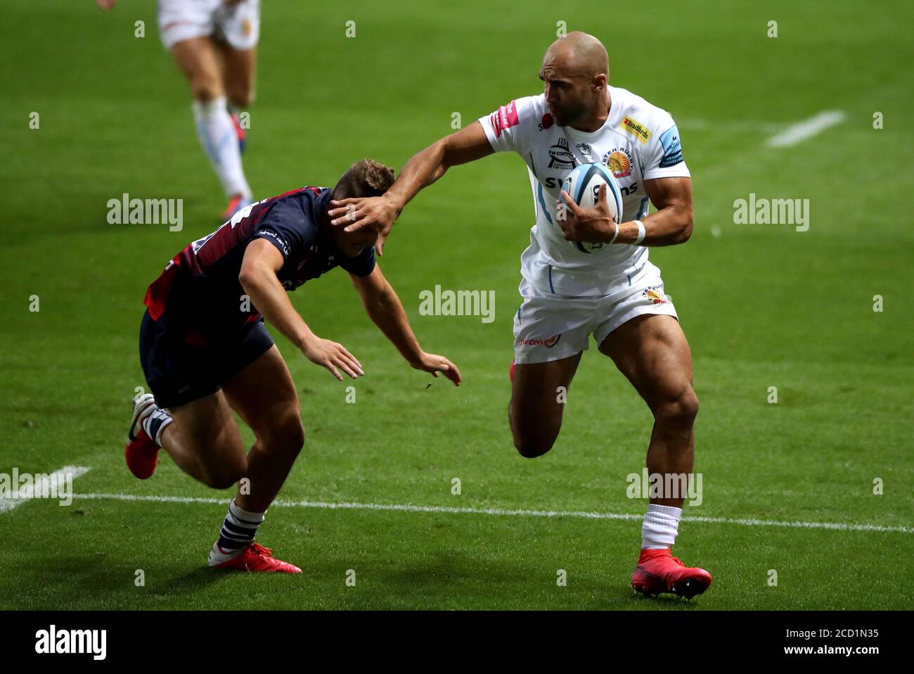 Olly Woodburn (à droite) d'Exeter Chiefs évite d'être attaqué pendant qu'il court avec le ballon pendant le match de la première nomination de Gallagher à Ashton Gate, Bristol. Banque D'Images