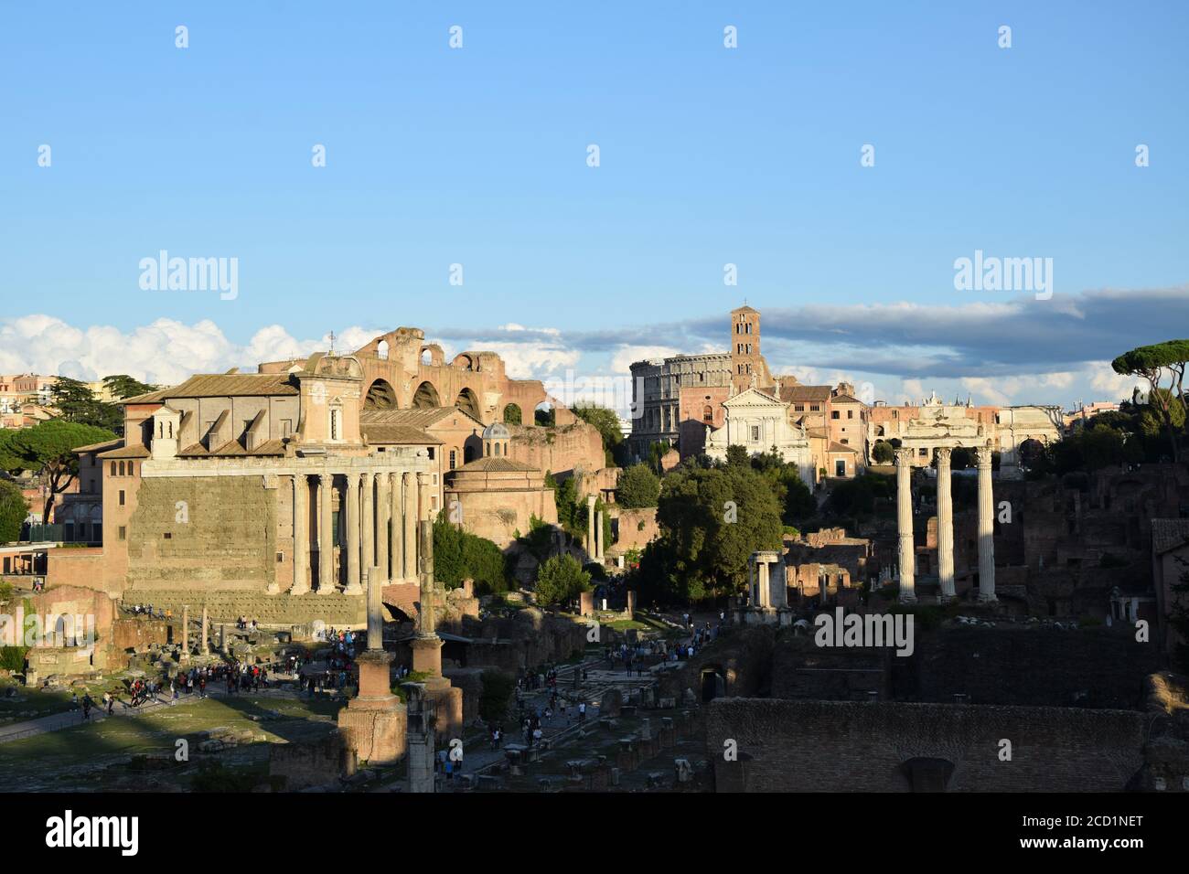 Temple Antonius et Faustina et Colisée - Forum Romanum à Rome, Italie Banque D'Images
