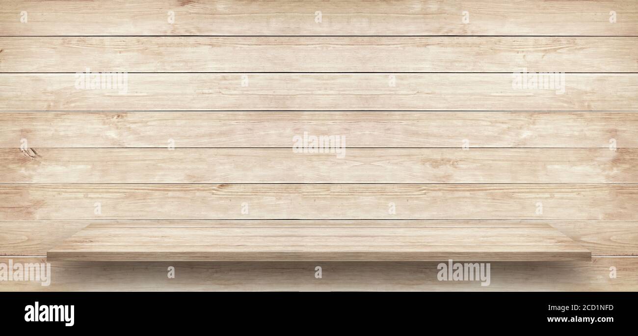 Plateau ou étagère en bois blanc près de bois brun mur Banque D'Images