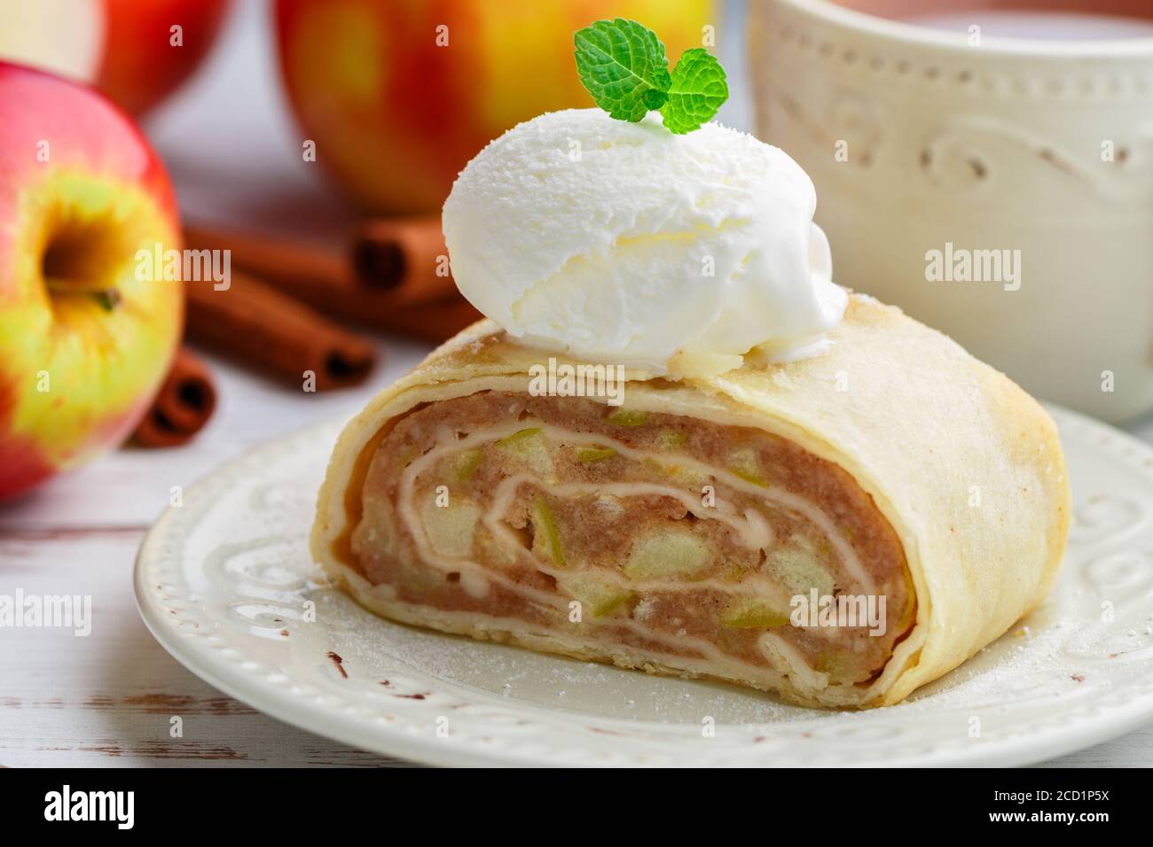 Strudel à la pomme et à la cannelle. Tarte traditionnelle maison superposée aux fruits, servie avec du sucre en poudre et de la glace à la vanille. Délicieux dess Banque D'Images