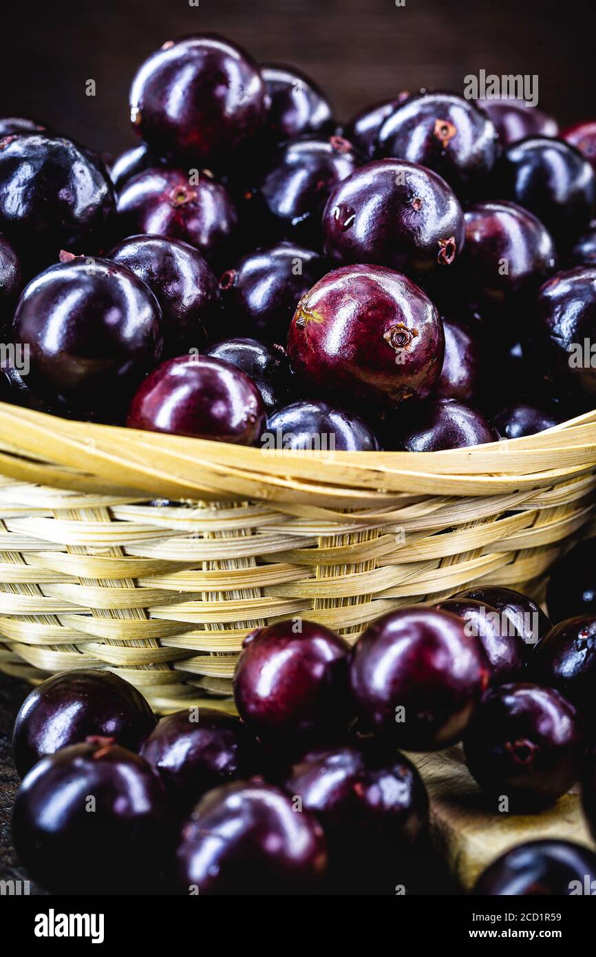 Le fruit brésilien appelé jaboticaba ou jabuticaba, est le raisin indigène du Brésil. Plinia cauliflora, sur une table rustique, fruits exotiques, anti-infla Banque D'Images