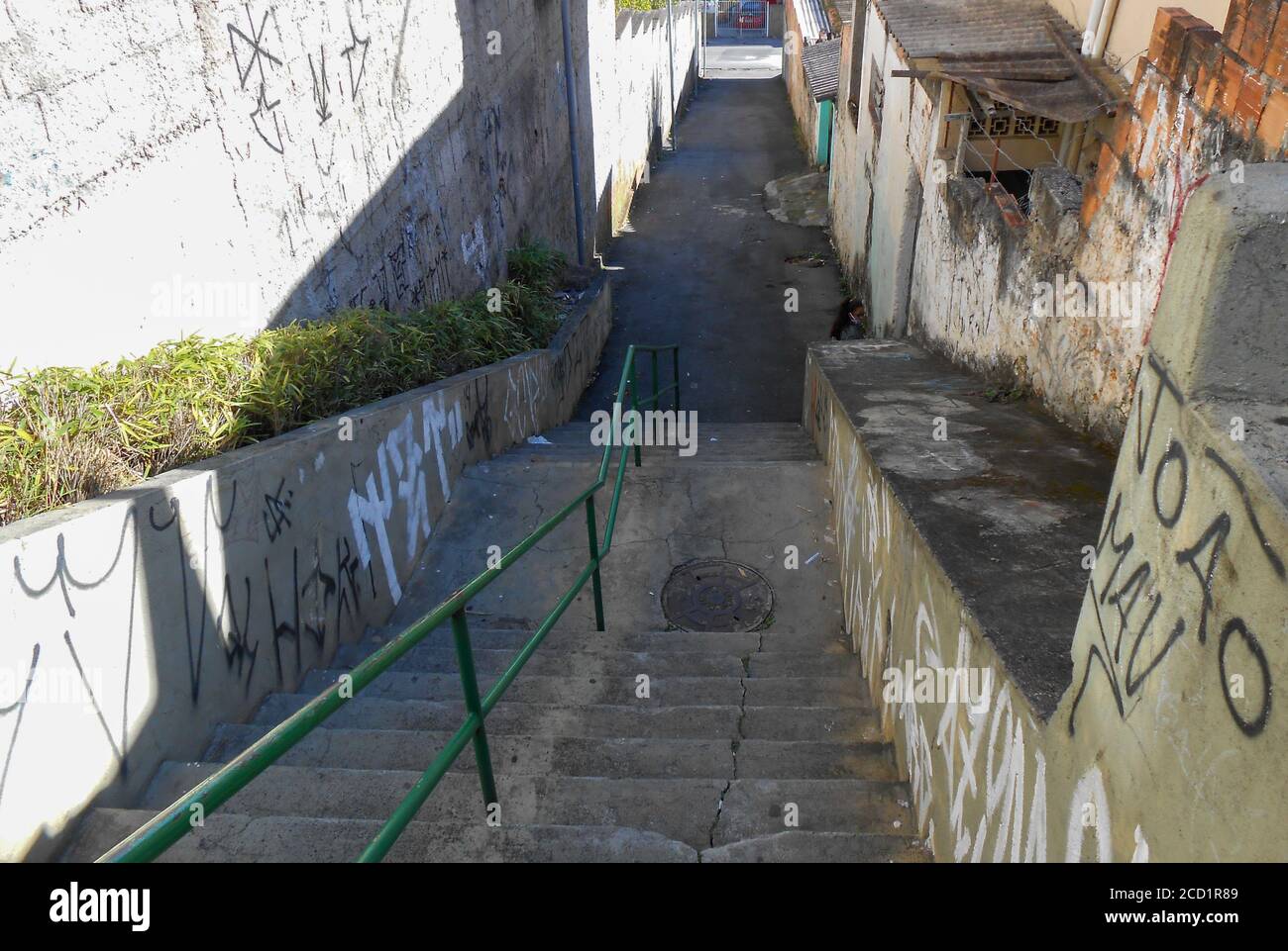 SÃO PAULO, SP - 25.08.2020 : CRESCIMENTO DAS CLASSES D E E QUARENTENA - avec l'économie en baisse depuis le début de la quarantaine, une étude de la consultance Trends souligne que la détérioration du marché du travail va entraîner le déplacement de 15 millions de Brésiliens vers une classe sociale inférieure. Selon l'étude, près de 3.8 millions de ménages seront classés dans les strates sociales D et C. ce qui explique cette détérioration est la détérioration du travail, à la fois informel et formel, pendant la pandémie du coronavirus. Photos des rues et ruelles de Pirituba à l'ouest de SP. (Photo: Cesar Conleurs/ Banque D'Images