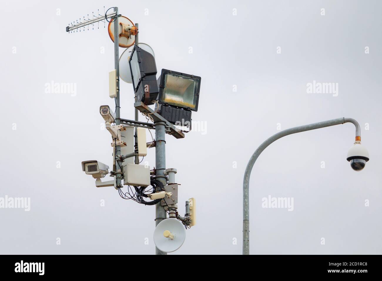 Plusieurs caméras de vidéosurveillance extérieures ont fixé le poteau lumineux Banque D'Images