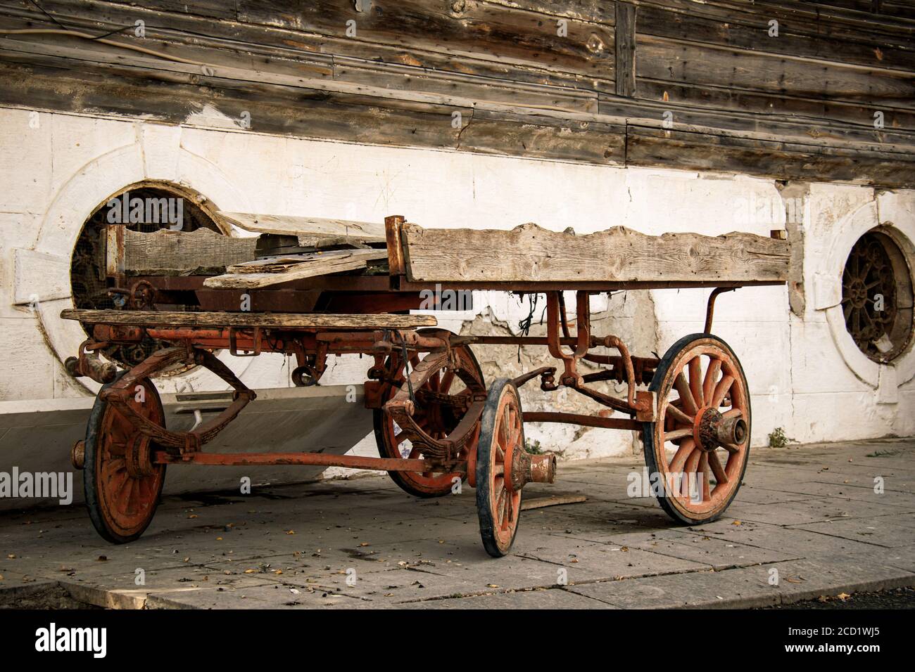 un vieux chariot à quatre roues tiré par un cheval reste abandonné. ancien chariot ou chariot à cheval sans le cheval. Banque D'Images