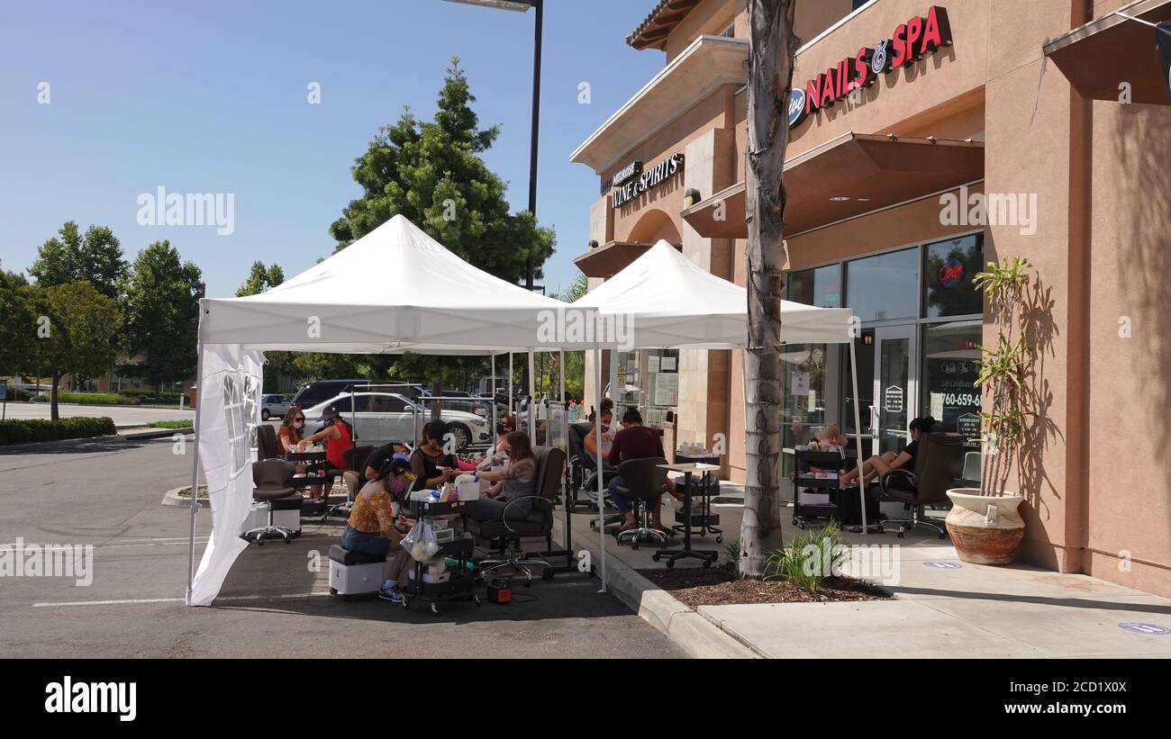 Vista, CA / USA - 1 août 2020: Un salon de manucure a déplacé ses opérations à l'extérieur pour éviter d'avoir à fermer à nouveau pendant les périodes de Covid-19. Banque D'Images