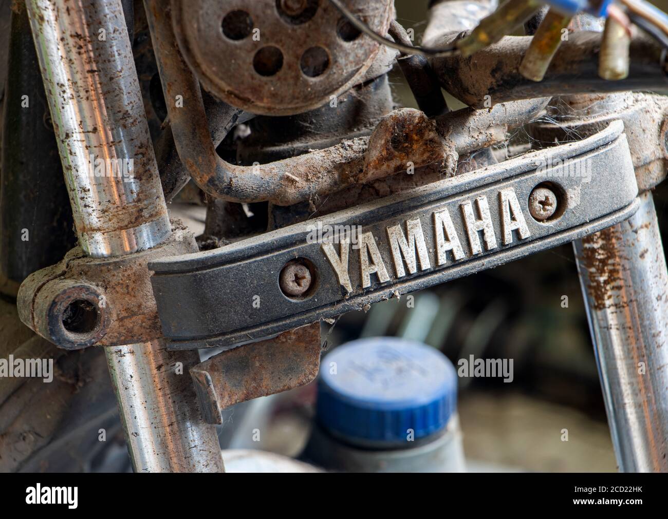 NAKHON NAYOK, THAÏLANDE, JUL 04 2020, moto démontée de la marque Yamaha. Moto en réparation à l'atelier d'entretien. Banque D'Images