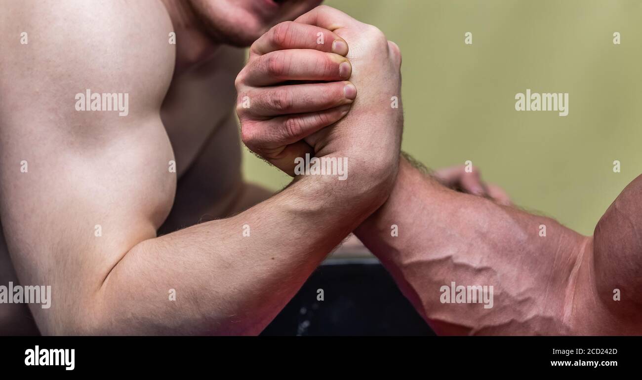 Gros plan sur les muscles forts des mans pendant un combat de bras Banque D'Images
