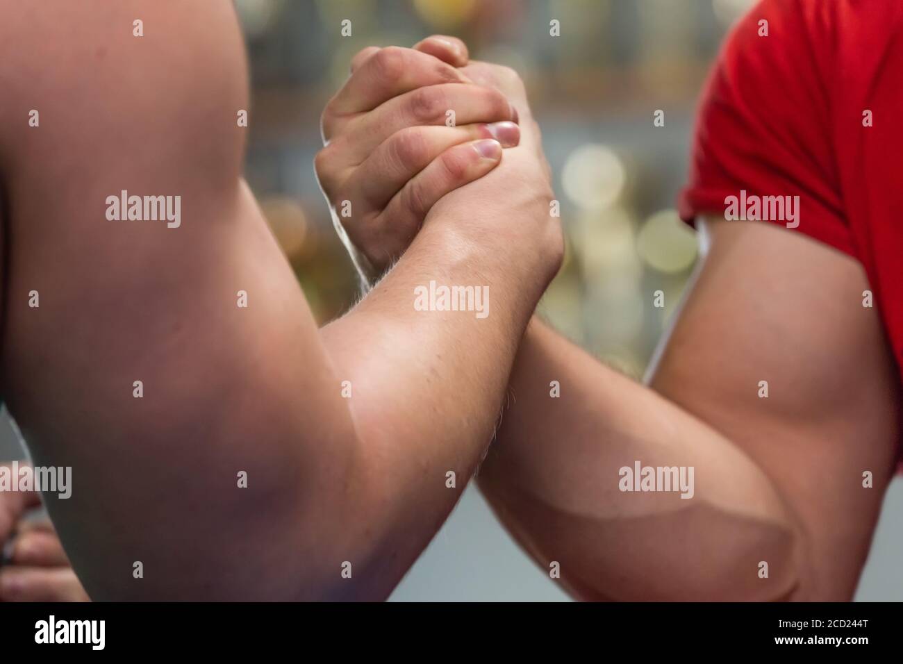 Gros plan sur les muscles forts des mans pendant un combat de bras Banque D'Images