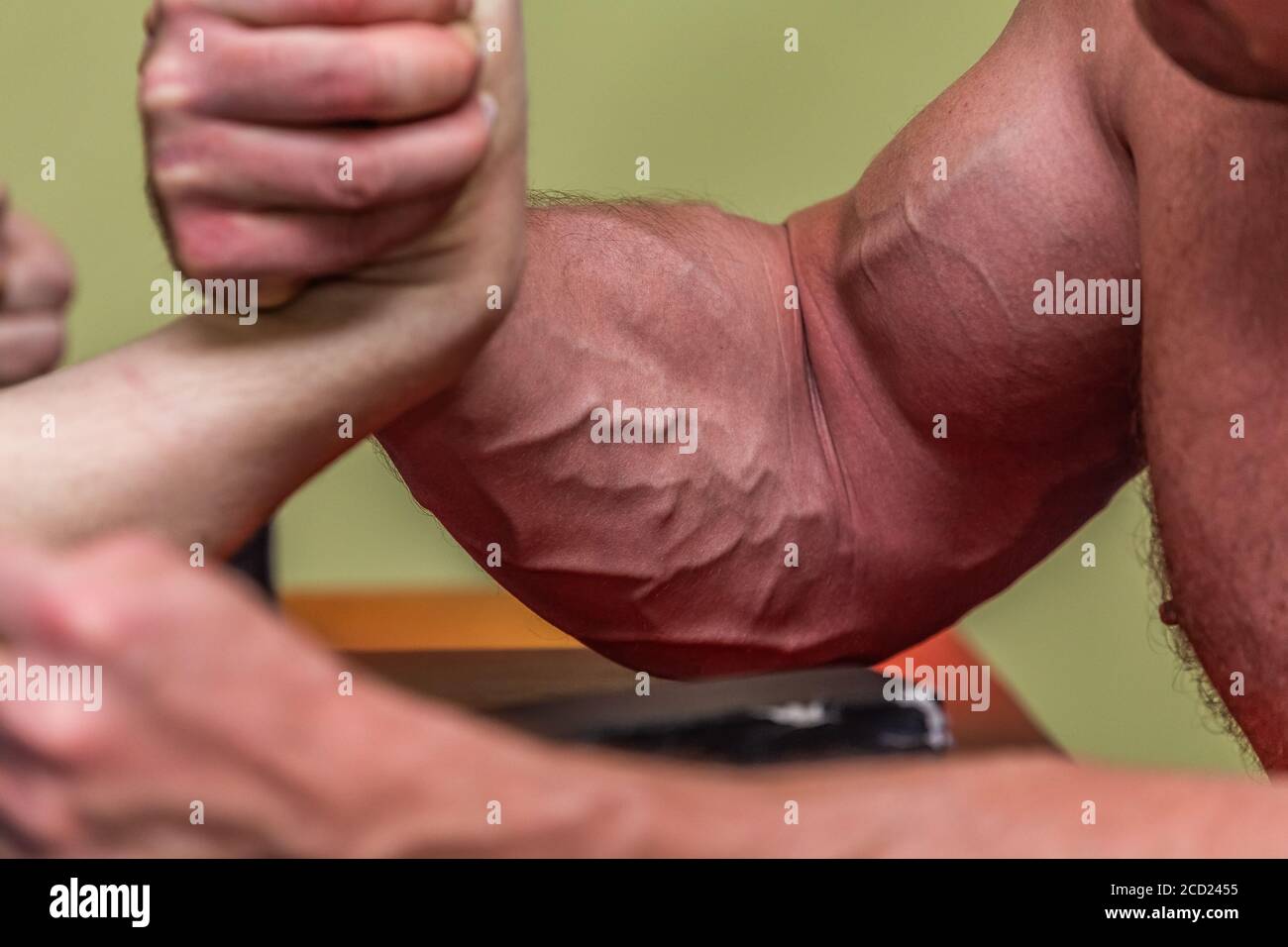 Gros plan des muscles d'un homme fort pendant un bras de lutte lutte Banque D'Images