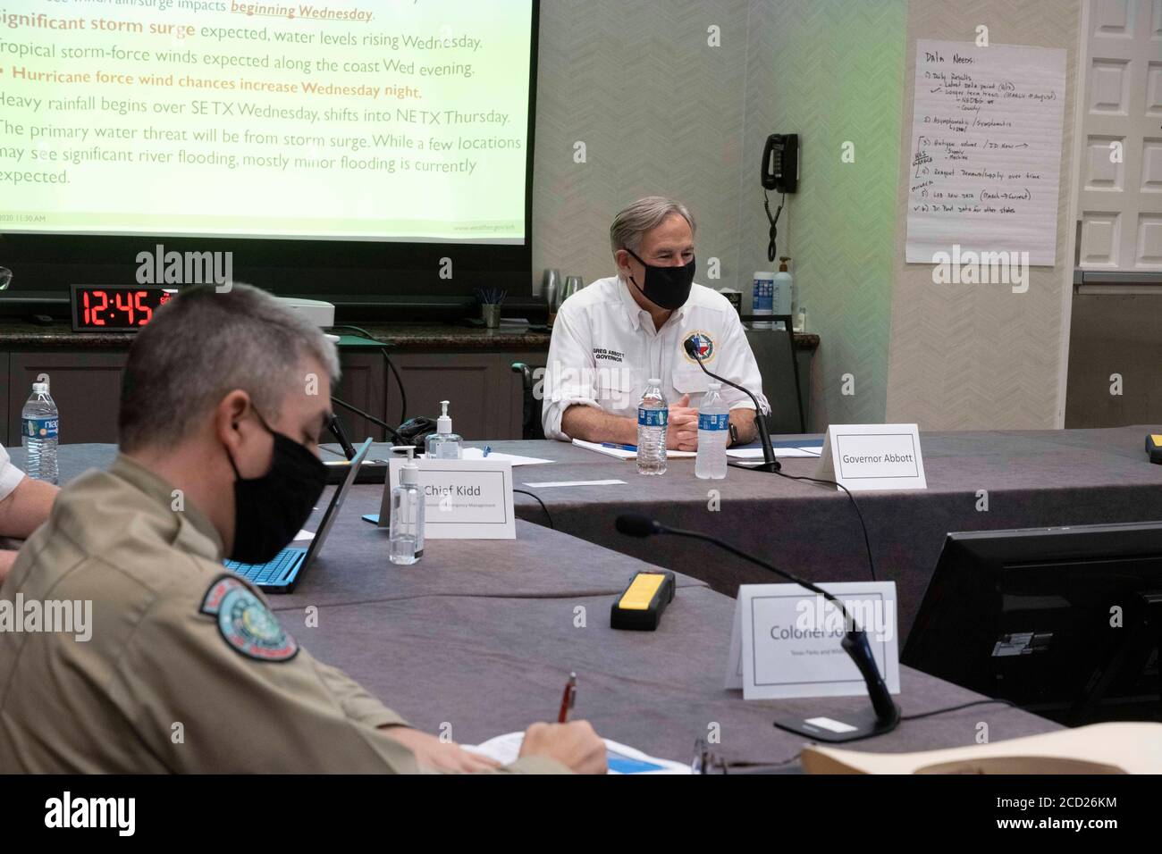 Austin, TX USA 25 août 2020: Texas Gov. Greg Abbott, portant un masque facial, écoute un rapport d'un responsable de l'intervention d'urgence sur les préparatifs de l'État en vue de l'ouragan Laura, qui devrait se produire jeudi sur la côte est du Texas et le sud-ouest de la Louisiane. Abbott a mobilisé des centaines de ressources publiques alors que les Texans se souviennent des dommages extrêmes causés par l'ouragan Harvey en 2017. Crédit : Bob Daemmrich/Alay Live News Banque D'Images