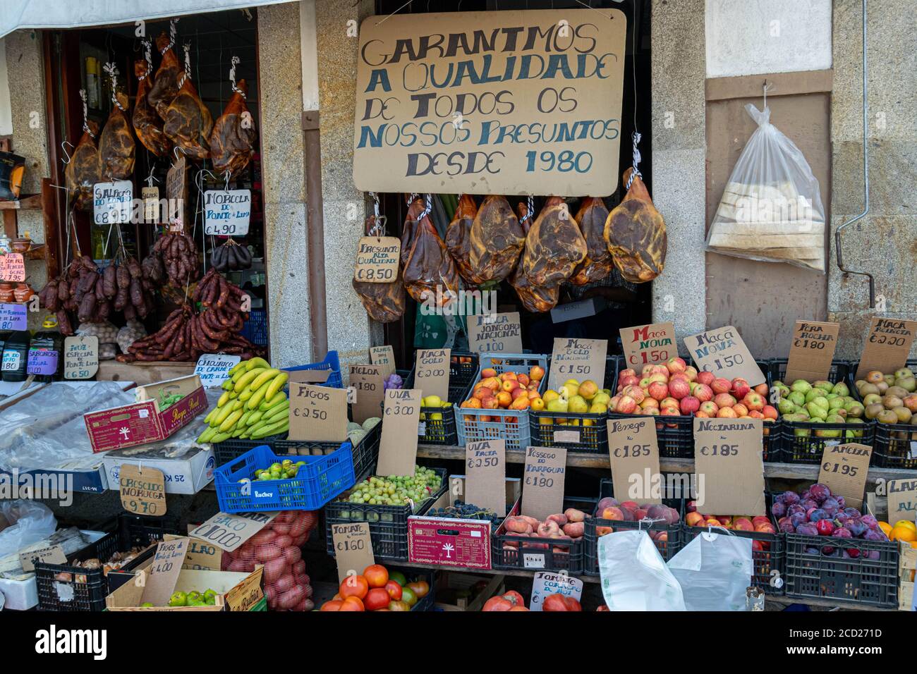 Ponte de Lima traditionnel magasin de nourriture avec des produits locaux comme des fruits, chorizo, jambon, pain, et les panneaux de commercialisation de police de main droite. Street food shop, produits portugais Banque D'Images