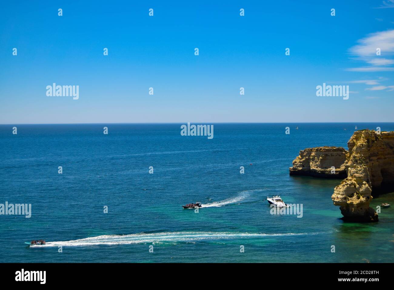 Plages de l'Algarve au Portugal bateaux de sports nautiques avec touristes Banque D'Images