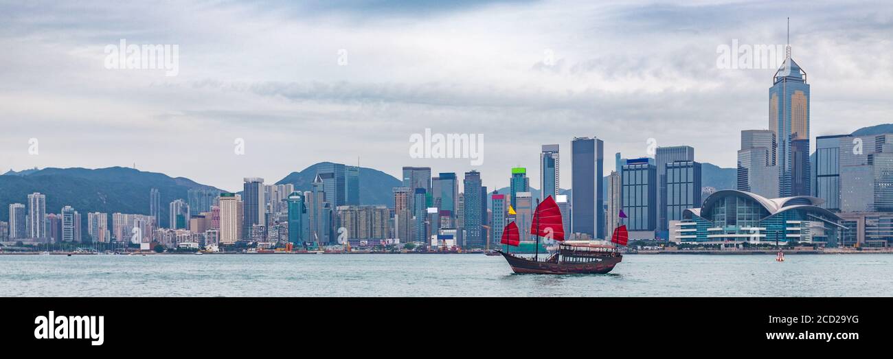 Tour panoramique de bannière d'horizon de Hong Kong avec junk boat. Destination voyage Chine. Banque D'Images