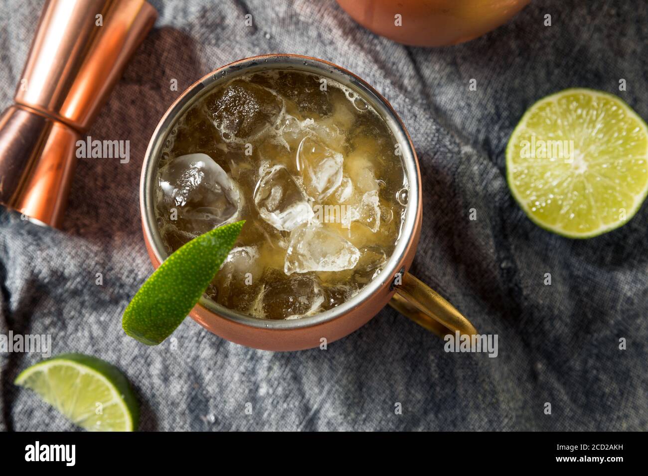 Cocktail Buzzy Bourbon Mule avec bière et citron vert Banque D'Images