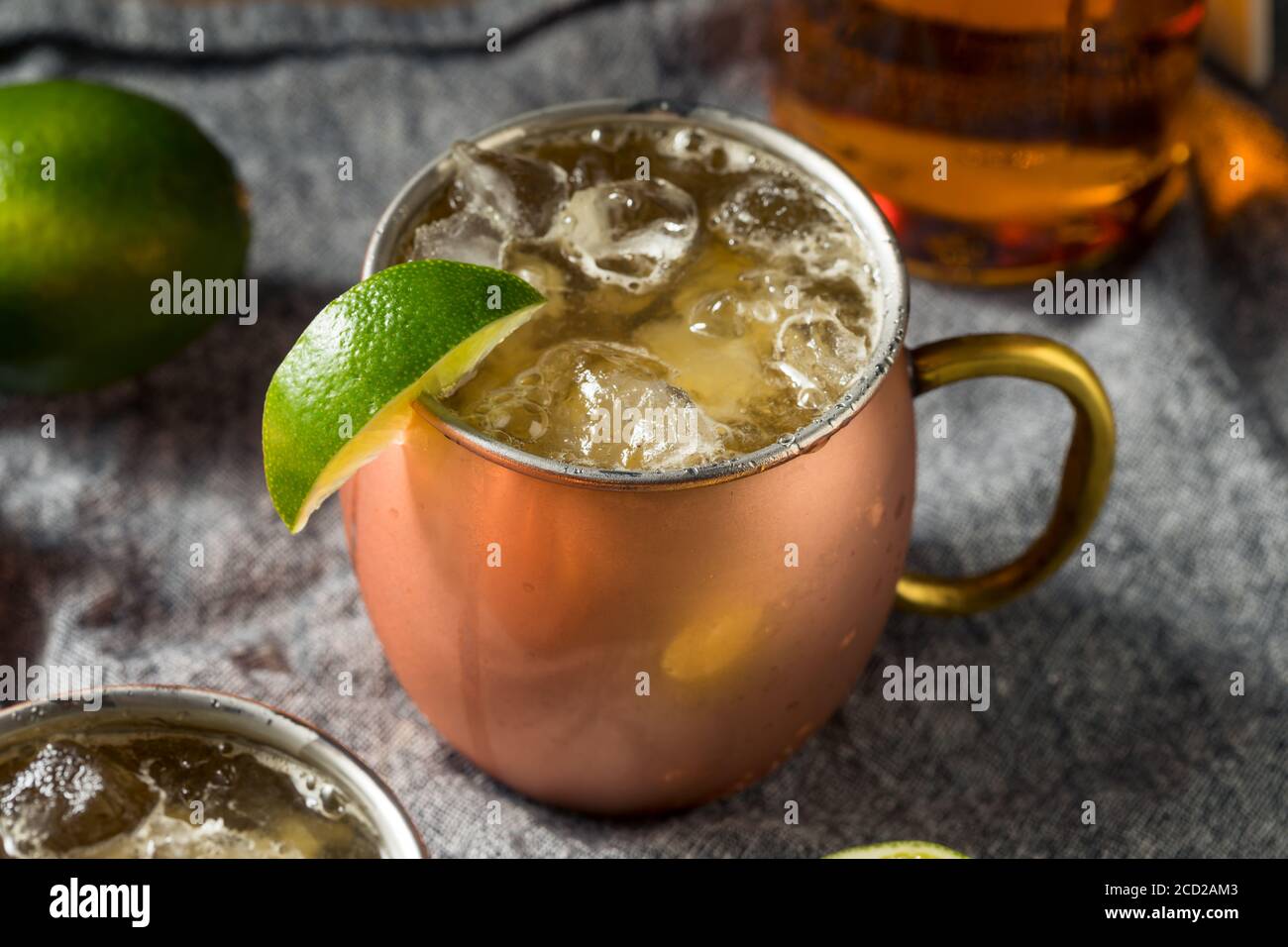 Cocktail Buzzy Bourbon Mule avec bière et citron vert Banque D'Images