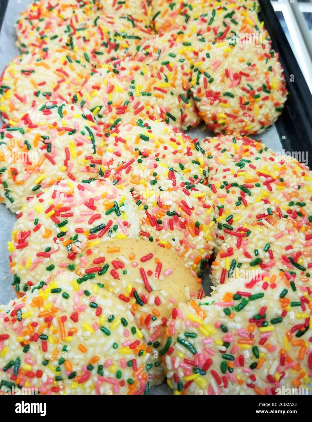 Un plateau de biscuits de sucre arroseur arc-en-ciel pour le dessert Banque D'Images