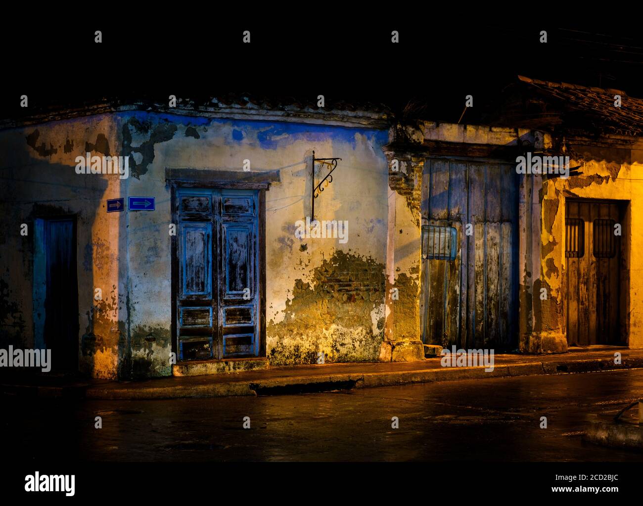 CAMAGUEY, CUBA - VERS JANVIER 2020 : rue de Camaguey la nuit Banque D'Images