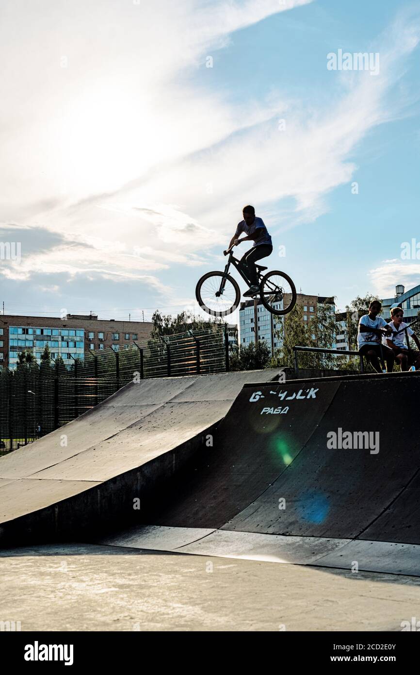 Stunt vertical BMX. Un cycliste professionnel concept de cyclisme extrême. Saut de dert. Saut de barspin vertical BMX. BMX Freestyle Vert Stunt. Halfamp. Ensemble d'éléments Skatepark Banque D'Images