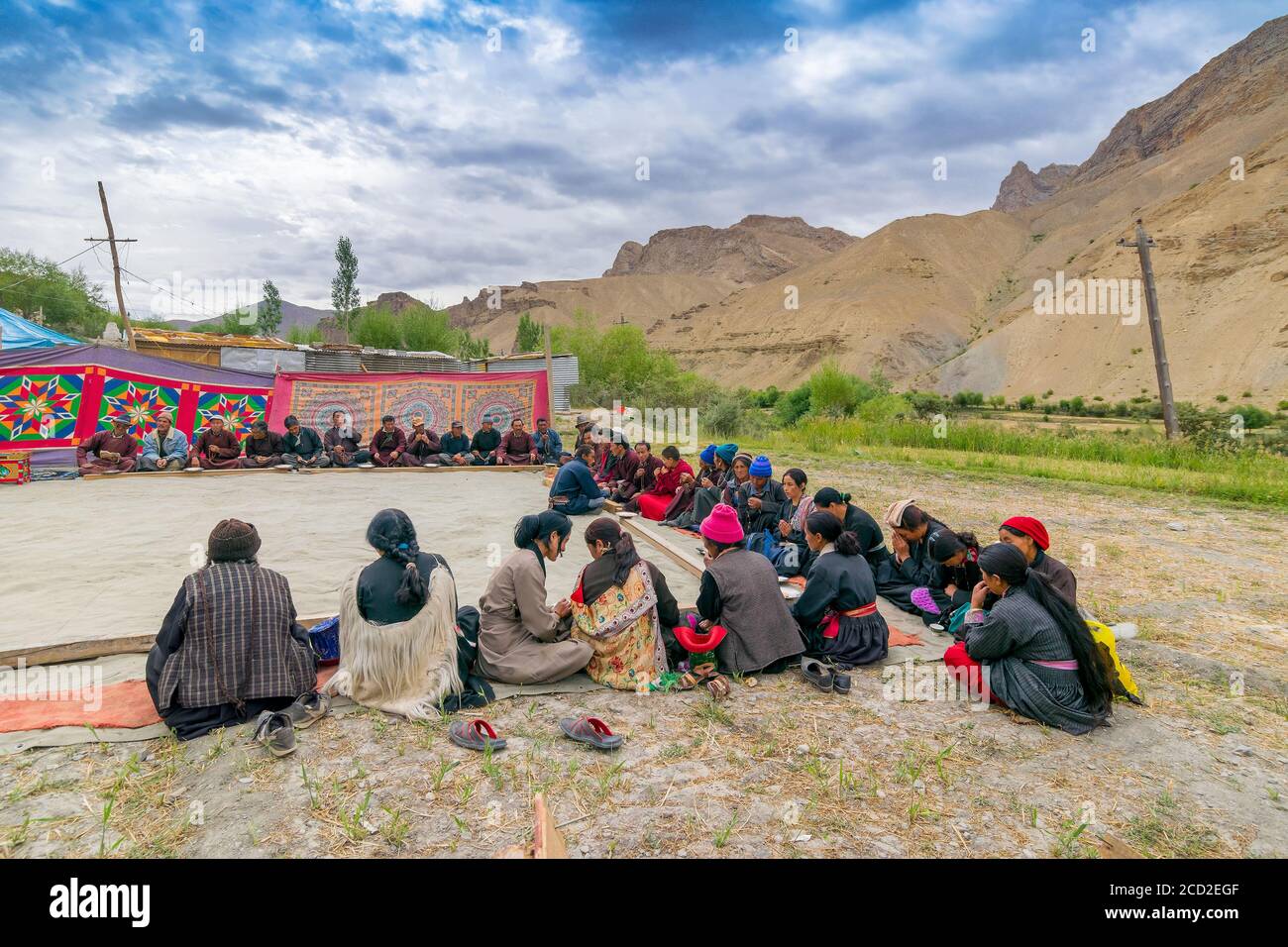 Mulbekh, Ladakh, Inde - 2 septembre 2014 : les ladakhi en robes traditionnelles, réunis pour un festival religieux. Montagnes de l'Himalaya dans l'arrière-plan Banque D'Images