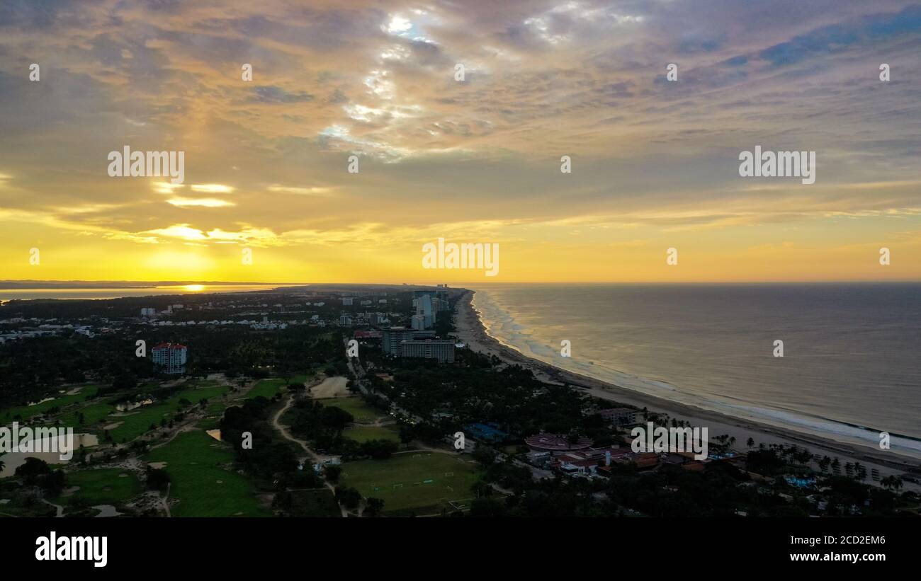 Lever de soleil dans la mer de ​​the Océan Pacifique Banque D'Images