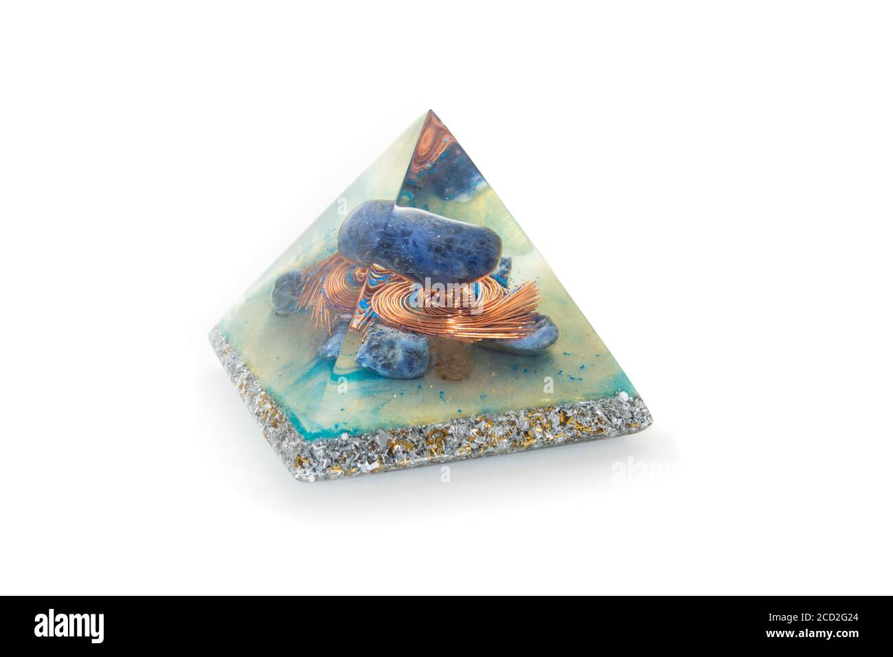 Générateur d'orgone Pyramide avec sodalite et quartz crysta Banque D'Images