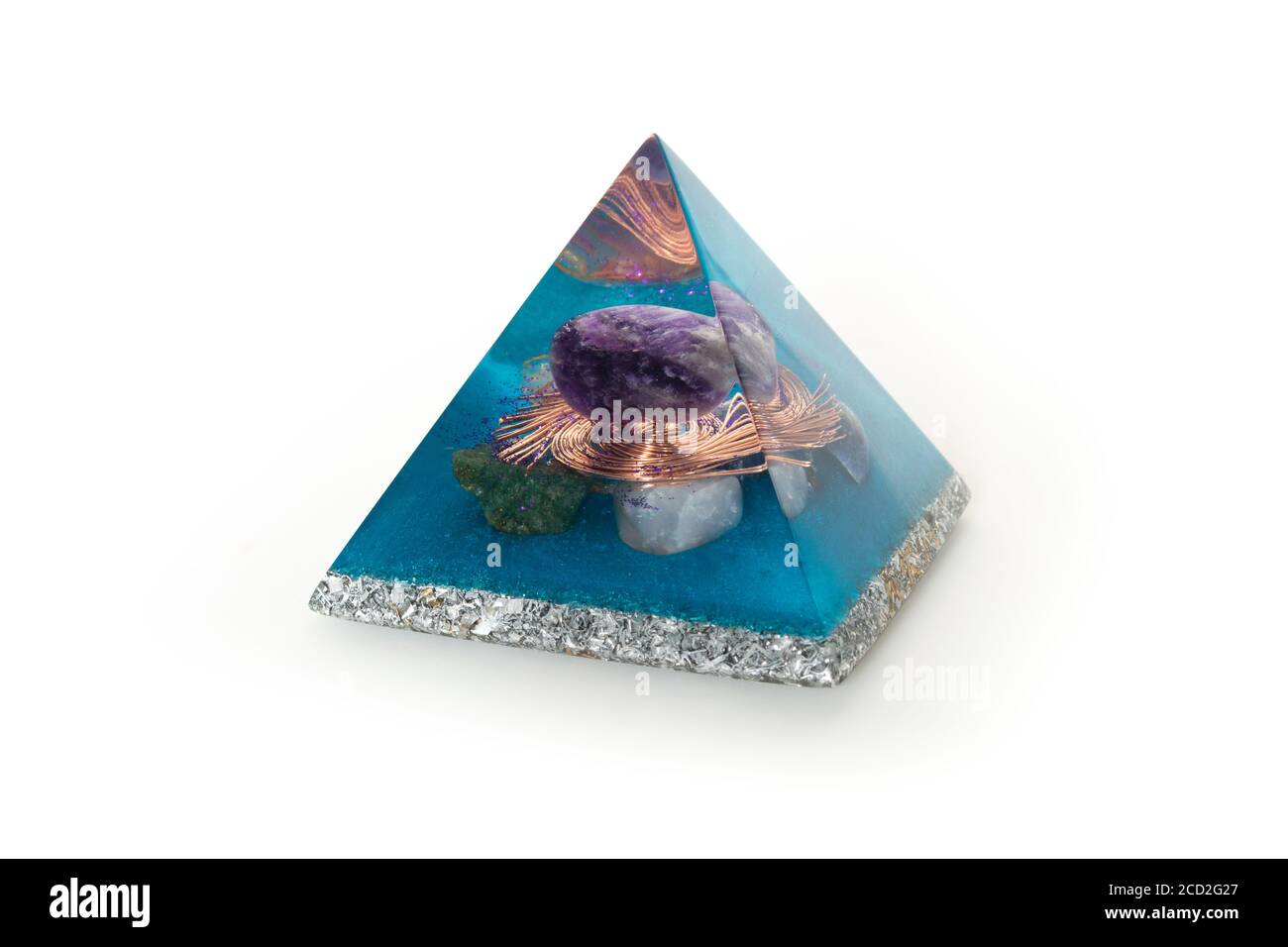 pyramide d'orgone avec sodalite, améthyste, quartz, agate de carnélien Banque D'Images
