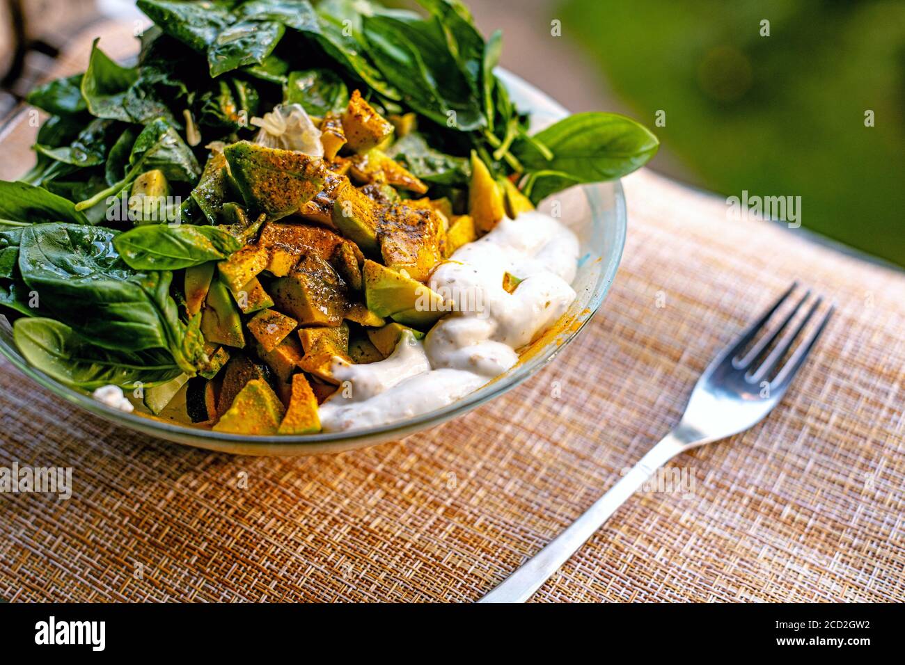 Сhick bol à salade de petits pois avec tomates, feuilles de basilic vert frais et avocat. Arrière-plan marron.vue en gros plan Banque D'Images