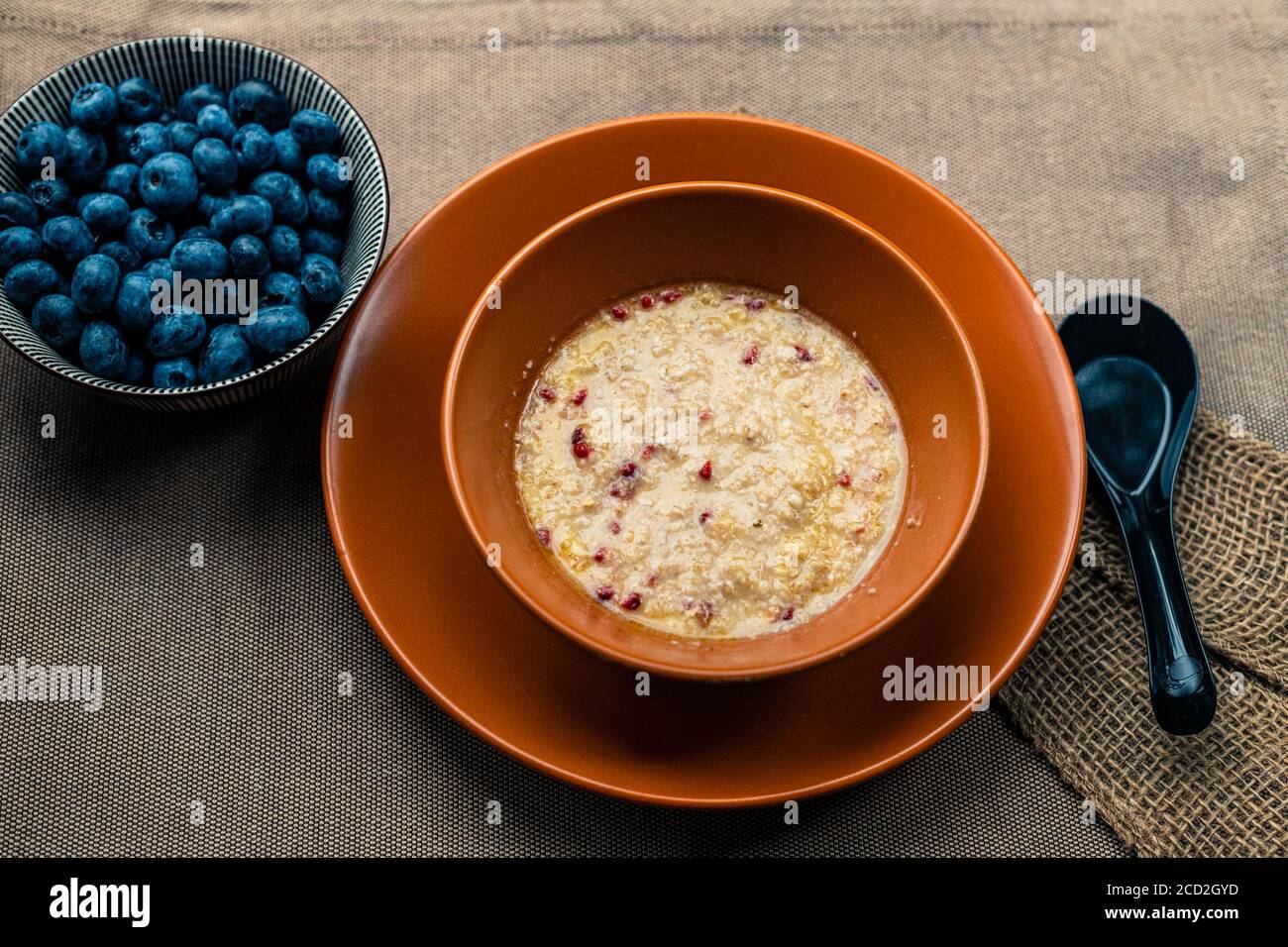 Porridge biologique sain recouvert de baies Banque D'Images