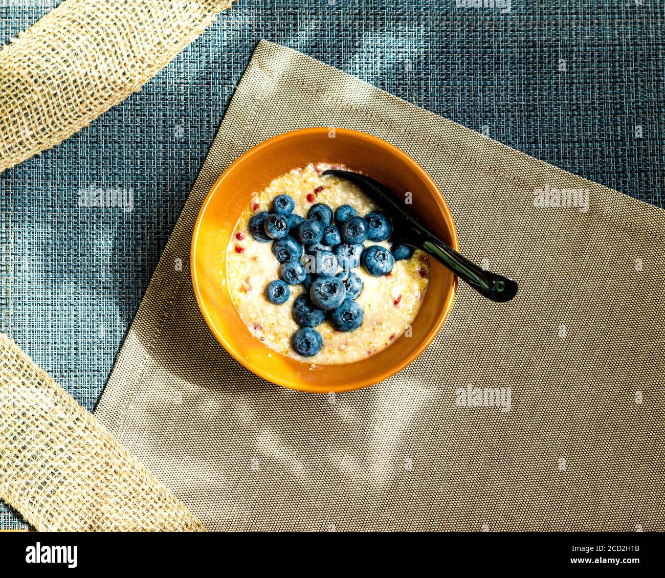 Flocons d'avoine avec différentes baies. Porridge d'avoine coupé en acier pour petit déjeuner sain avec mûre de myrtille. Porridge et bleuets Banque D'Images