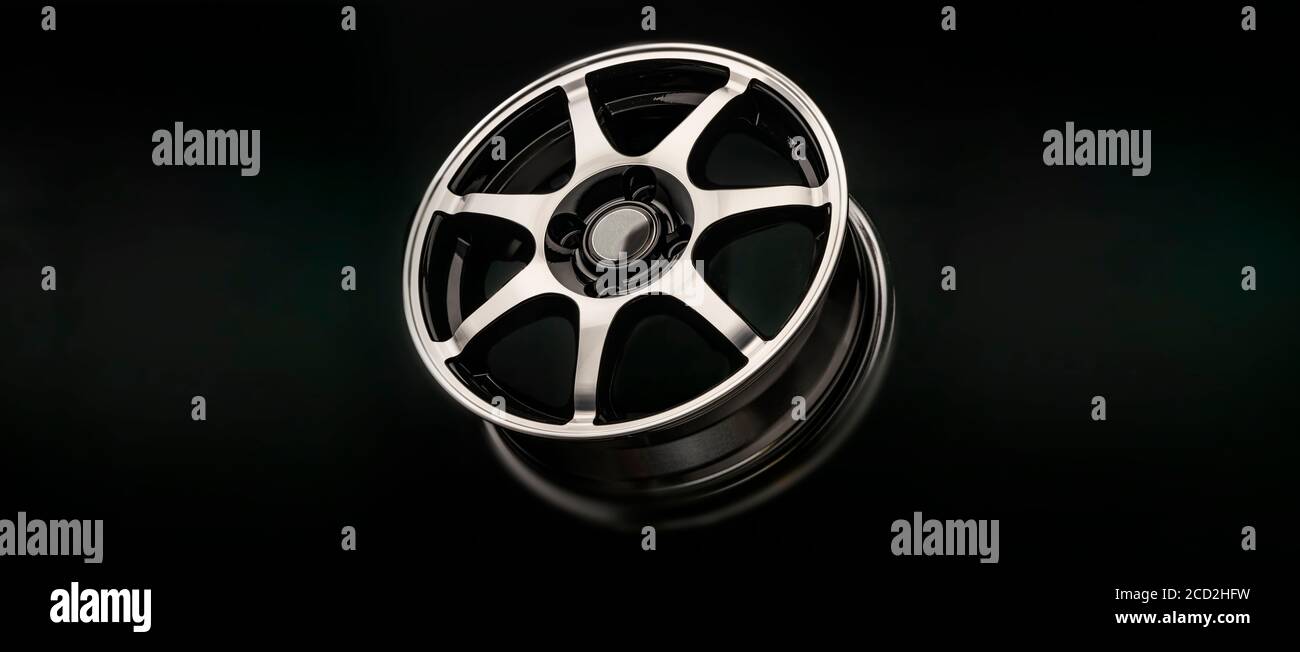 Roue en alliage légère et sportive sur fond sombre. Photo panoramique Banque D'Images