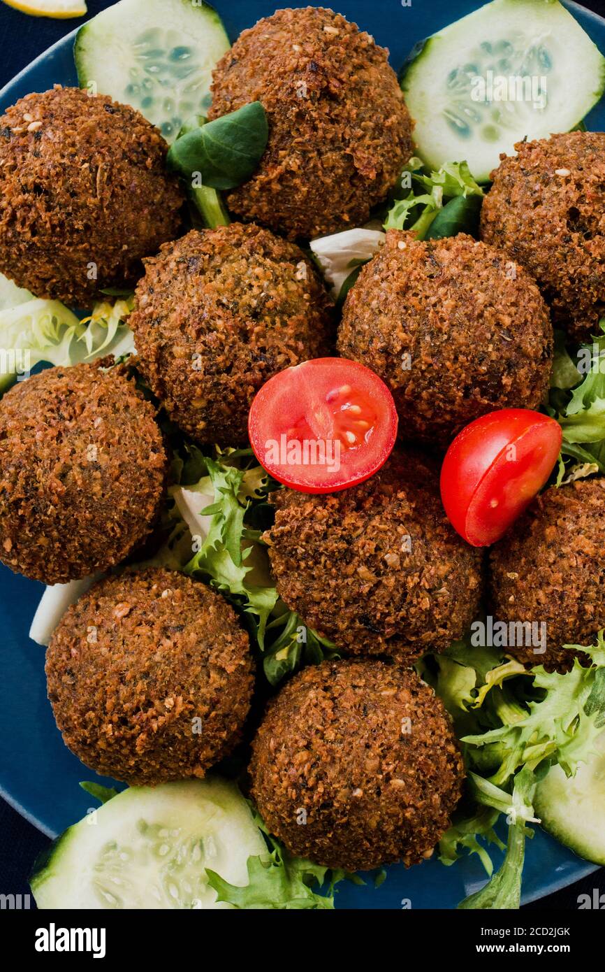 Plat de falafel, boulettes de pois chiches, nourriture végétalienne Banque D'Images