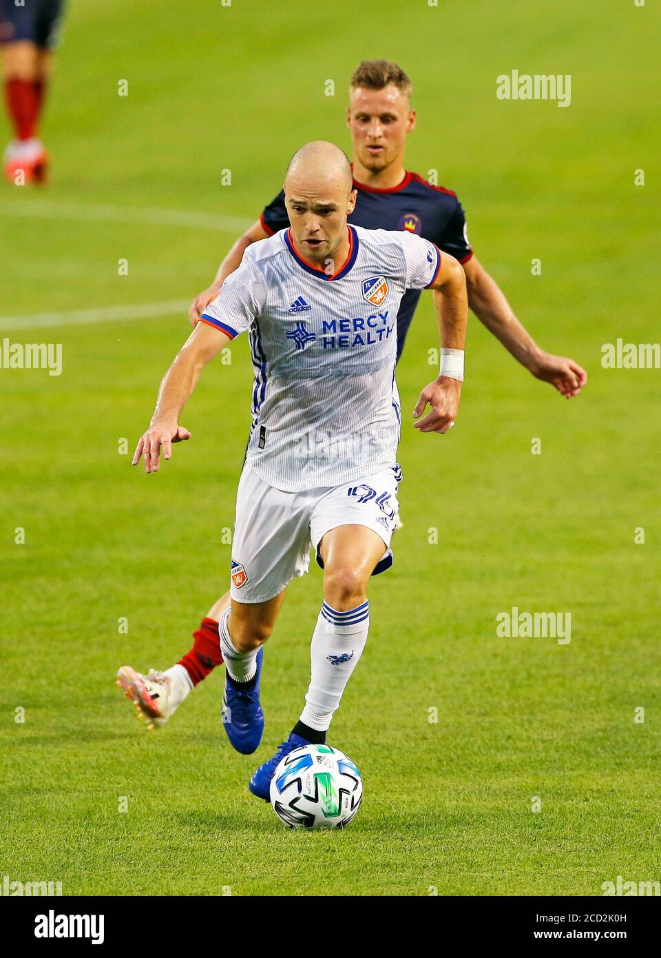 Le défenseur du FC Cincinatti Andrew Gutman (96) de Hinsdale, Illinois, États-Unis, apporte le terrain de balle lors d'un match de football de la Ligue majeure (MLS) contre le Chi Banque D'Images