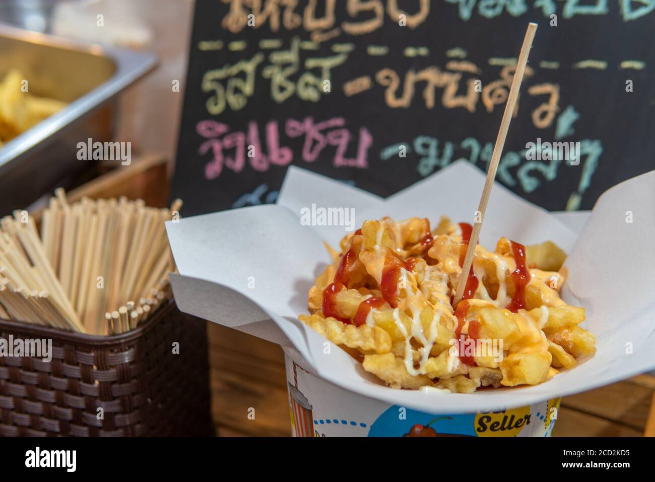 Frites au fromage en vente sur le marché thaïlandais Banque D'Images