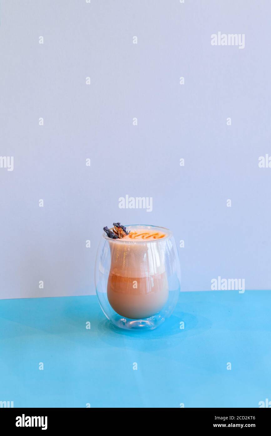 Café noir avec lait en verre transparent avec mousse de lait, latte ou cappuccino Banque D'Images